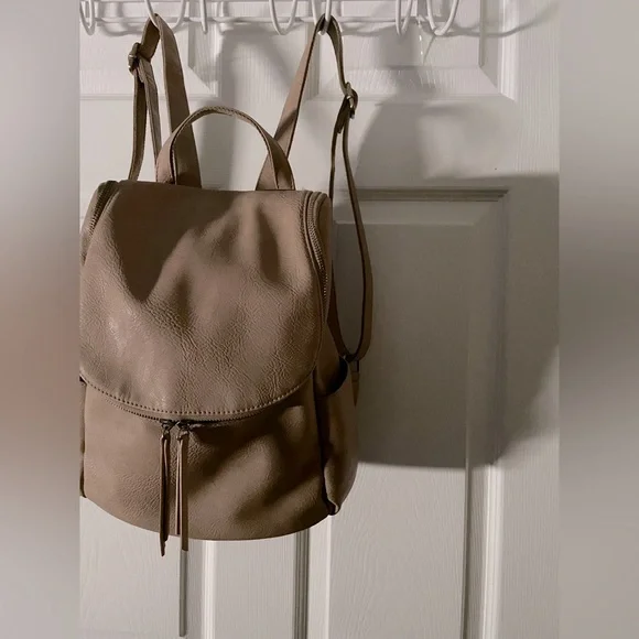 Joy Susan Backpack
Like NEW !!!
Top 12” W11”D7”Drop 22”
Zip&Slip pockets
EUC - Picture 1 of 8